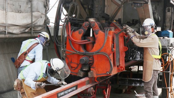 HCMC leaders promiss to solve difficulties for first metro line ảnh 1