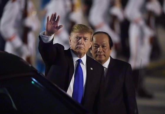 US President arrives in Vietnam for DPRK-USA summit ảnh 4
