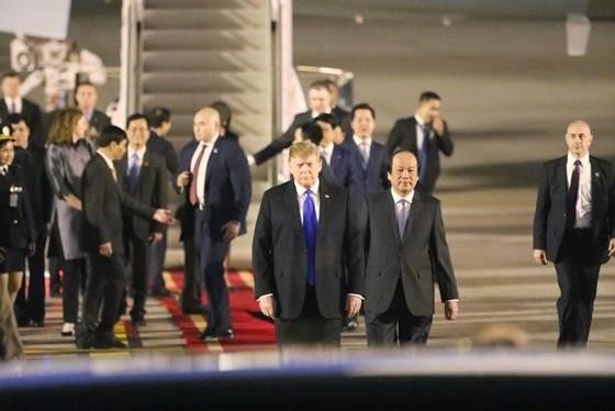 US President arrives in Vietnam for DPRK-USA summit ảnh 3