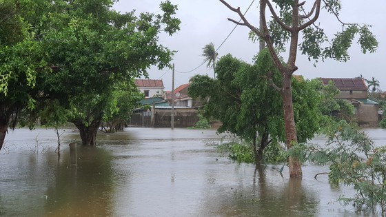 Quang Binh swamped by floodwaters ảnh 2