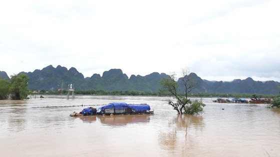 Quang Binh swamped by floodwaters ảnh 4