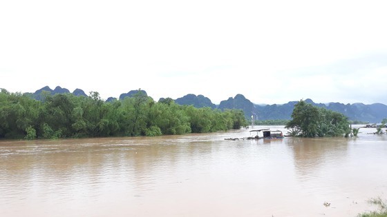 Quang Binh swamped by floodwaters ảnh 6