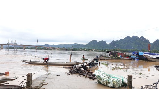 Quang Binh swamped by floodwaters ảnh 7
