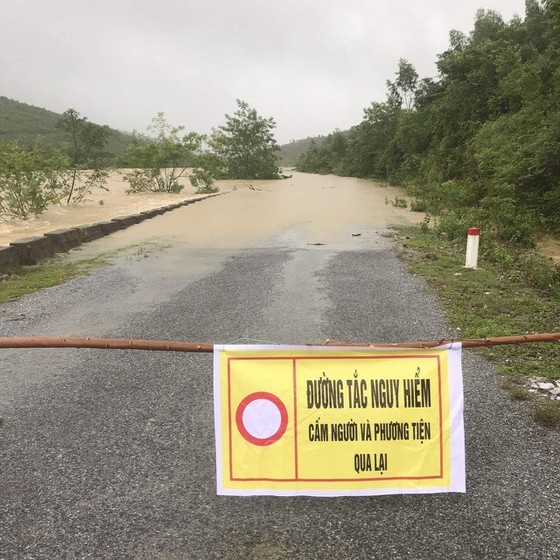 Quang Binh swamped by floodwaters ảnh 8