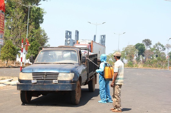 Border guard forces strive to control Covid-19 ảnh 3