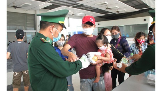 Border guard forces strive to control Covid-19 ảnh 4