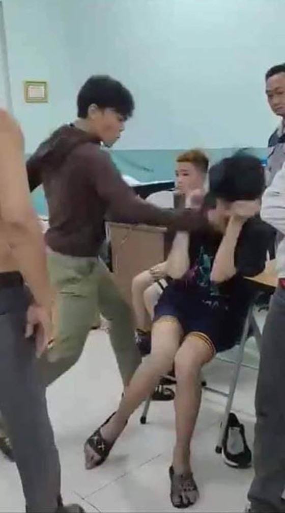 District 10 informs case of community warden beating two teenagers at school ảnh 1