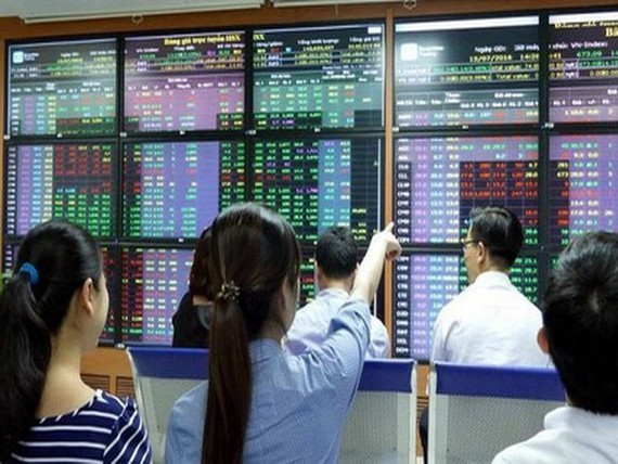 Small investors continue inundating markets ảnh 1