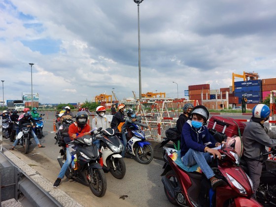 Thousand of migrant workers convinced to stay as they try to leave HCMC ảnh 3
