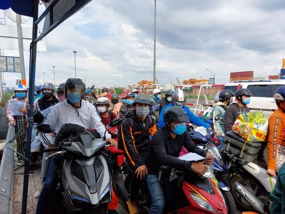 Thousand of migrant workers convinced to stay as they try to leave HCMC ảnh 4