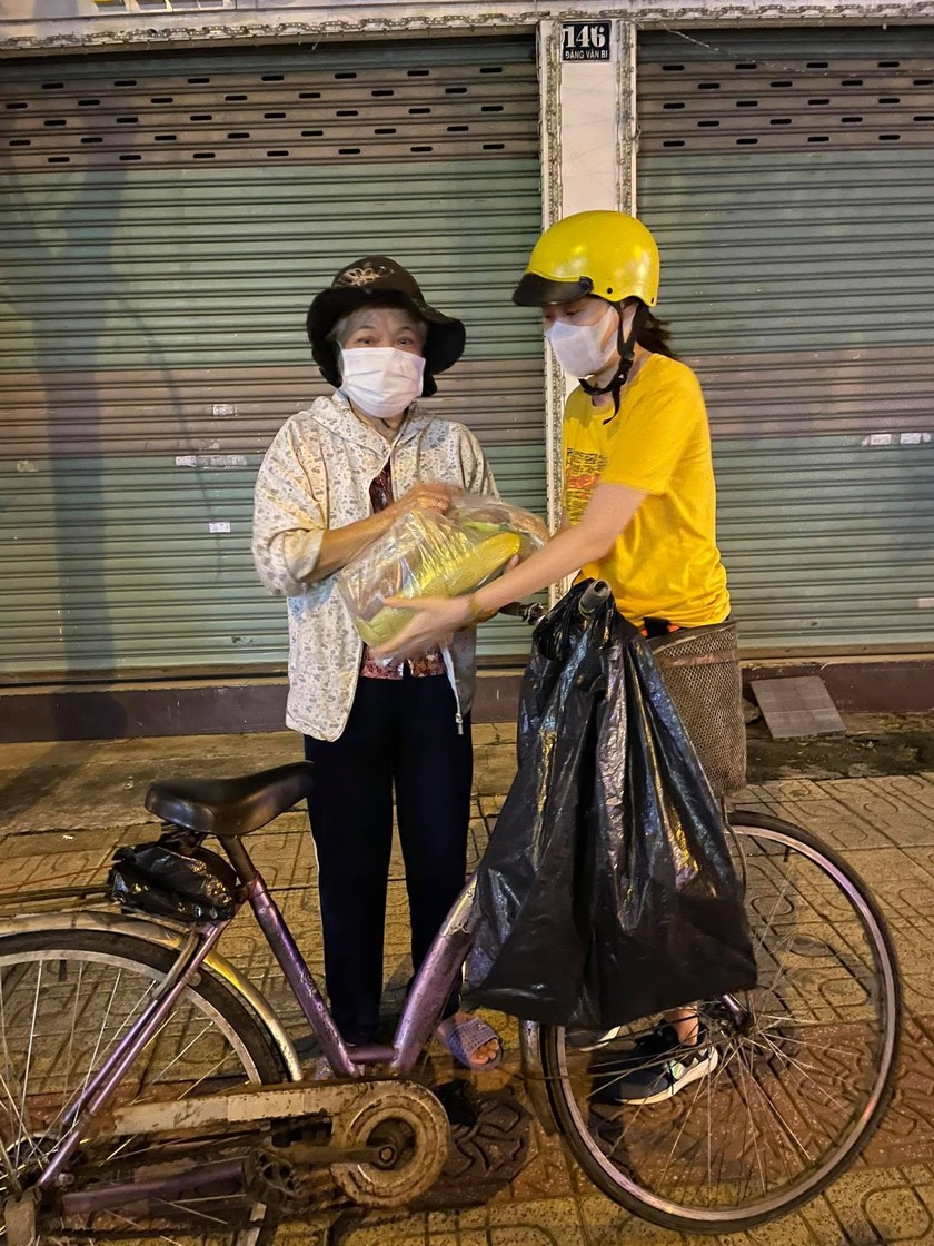 'Chợ Lạc Xoong' ngày đêm cứu trợ người nghèo TPHCM trong dịch ảnh 2