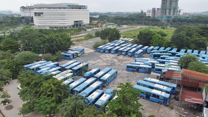 Tài xế, tiếp viên không tiền ăn ngủ trên xe buýt 'nằm im' suốt mùa dịch Covid-19 ảnh 1