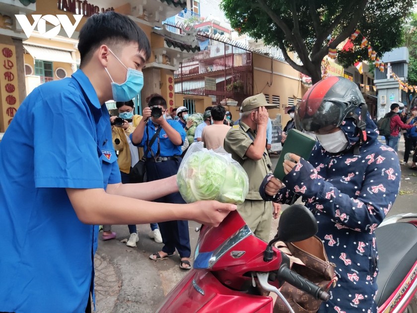 Người dân nhiều tỉnh thành nhiệt tình "giải cứu" nông sản Hải Dương ảnh 2