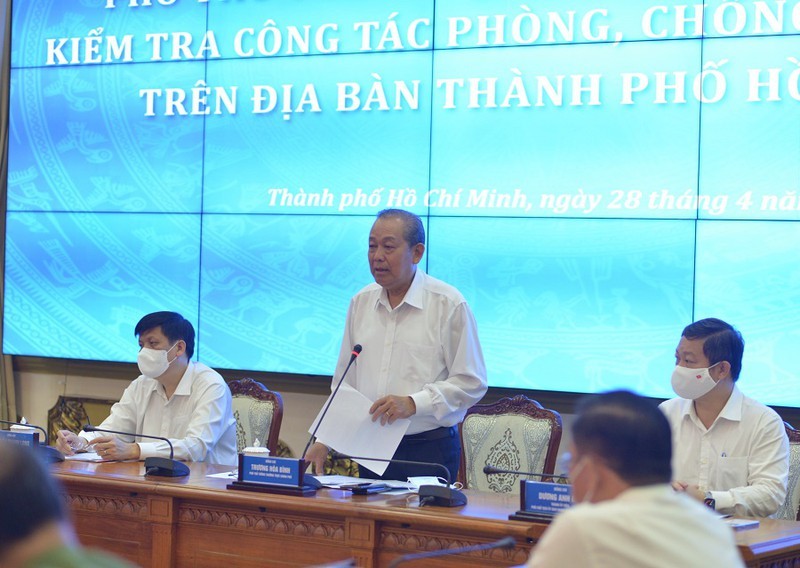 Chủ tịch TPHCM: ‘Ra đường là phải đeo khẩu trang’ ảnh 2