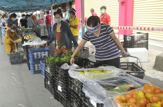 More businesses allowed to operate in HCMC’s latest social distance extension ảnh 1
