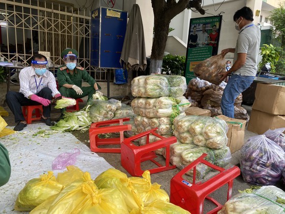 HCMC to gradually ease social distancing rules according to medical safety ảnh 2