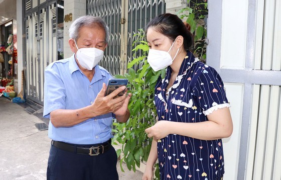 HCMC urgently delivering 3rd round financial support to vulnerable citizens ảnh 1
