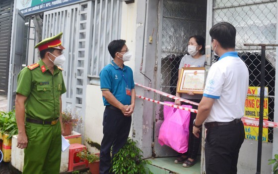 HCMC urgently delivering 3rd round financial support to vulnerable citizens ảnh 2