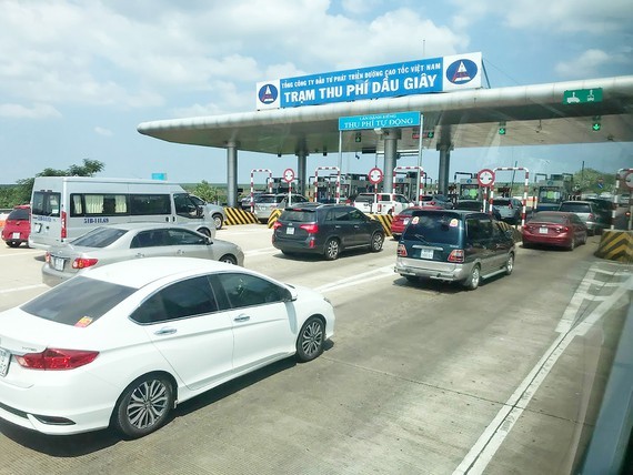 Non-stop toll collection piloted on certain expressways nationwide ảnh 1