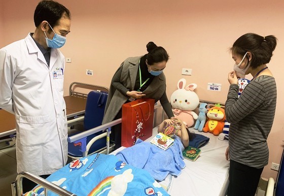 Toddler falling from apartment building discharged from hospital ảnh 3
