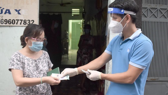 HCMC gives welfare package, calls for community support during “new normal” ảnh 1