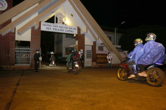 Dong Nai escorts 900 workers returning to Dak Lak by motorbikes ảnh 6