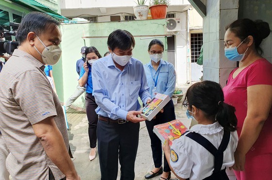 Underprivileged students in Phu Nhuan District given devices for online learning ảnh 1