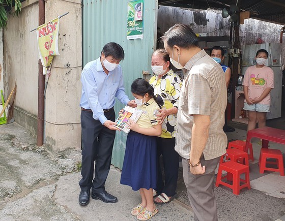 Underprivileged students in Phu Nhuan District given devices for online learning ảnh 2