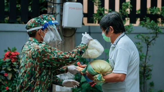 HCMC: total retail sales of goods decrease by nearly 16 percent ảnh 1