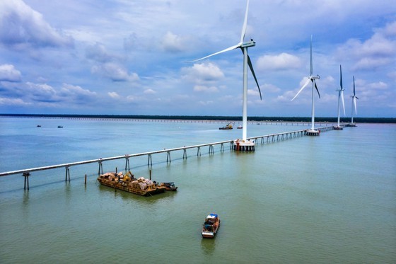 Poles of Tra Vinh’s biggest wind power project installed ảnh 2