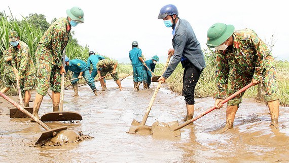 Central provinces focus on repairing damages caused by floods ảnh 1