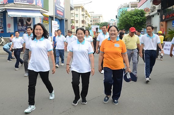 Äá»ng chà Võ Thá» Dung, Phó Bà thư Thà nh á»§y TPHCM tham gia Äi bá» gây quỹ vì ngưá»i nghèo