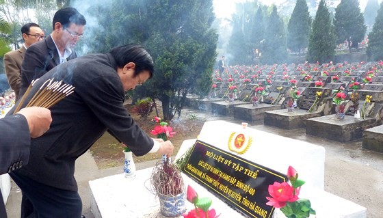 Nguyên Chá»§ tá»ch nưá»c Trương Tấn Sang tưá»ng niá»m, tri ân các anh hùng, liá»t sÄ© tại Vá» Xuyên ảnh 2
