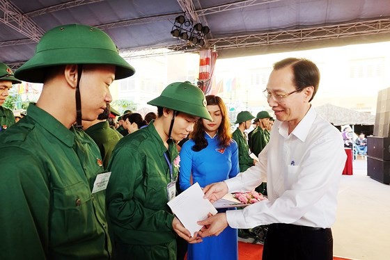 HCMC leaders bids farewell to new soldiers ảnh 9