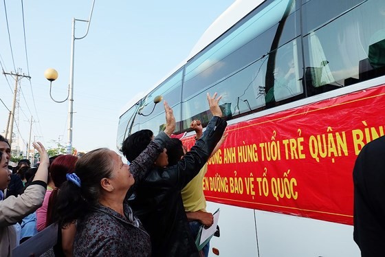 HCMC leaders bids farewell to new soldiers ảnh 10