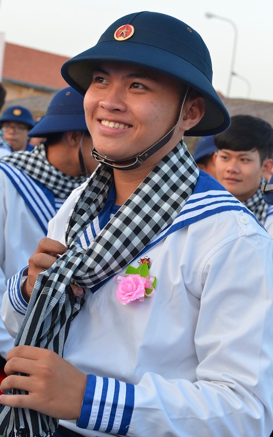 HCMC leaders bids farewell to new soldiers ảnh 11