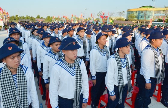 HCMC leaders bids farewell to new soldiers ảnh 13