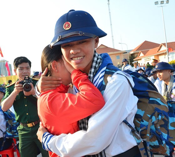 HCMC leaders bids farewell to new soldiers ảnh 14