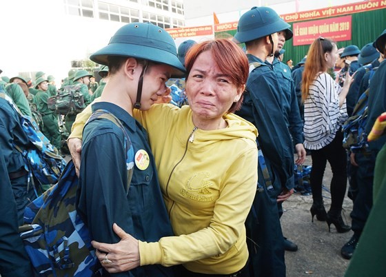 HCMC leaders bids farewell to new soldiers ảnh 15