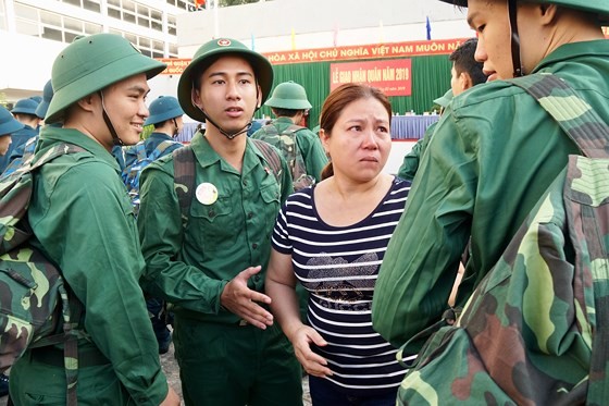 HCMC leaders bids farewell to new soldiers ảnh 16