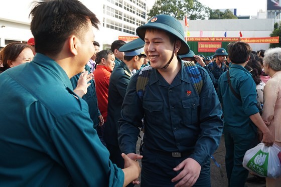 HCMC leaders bids farewell to new soldiers ảnh 18