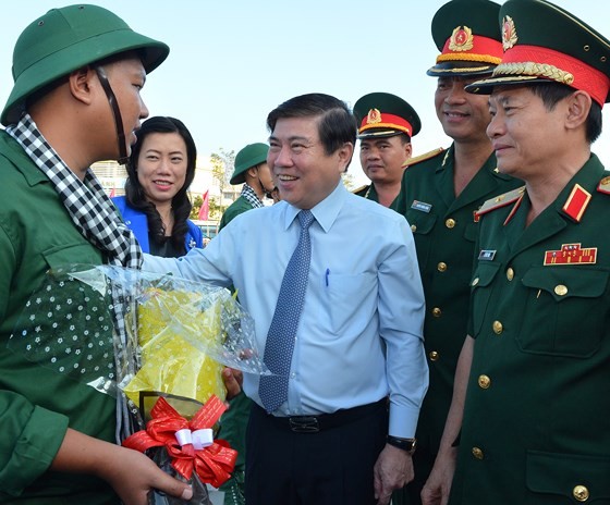 HCMC leaders bids farewell to new soldiers ảnh 1