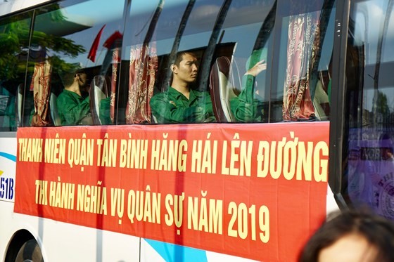 HCMC leaders bids farewell to new soldiers ảnh 19