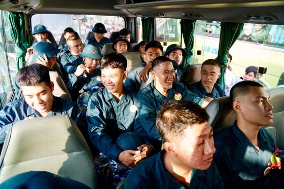 HCMC leaders bids farewell to new soldiers ảnh 20