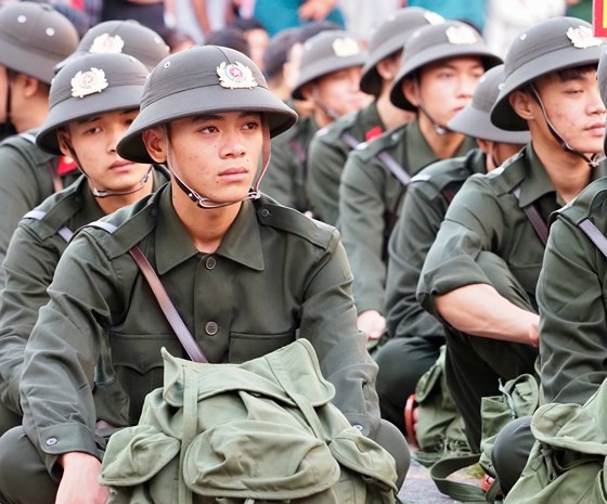HCMC leaders bids farewell to new soldiers ảnh 21