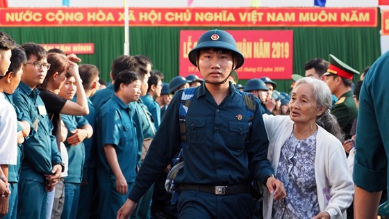 HCMC leaders bids farewell to new soldiers ảnh 22