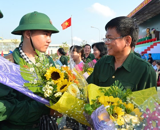 HCMC leaders bids farewell to new soldiers ảnh 2