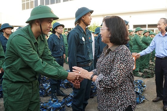 HCMC leaders bids farewell to new soldiers ảnh 3