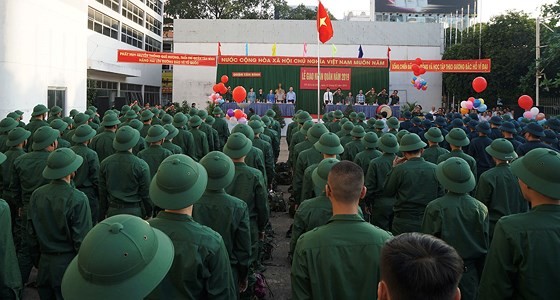 HCMC leaders bids farewell to new soldiers ảnh 4