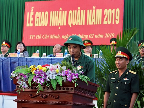 HCMC leaders bids farewell to new soldiers ảnh 5
